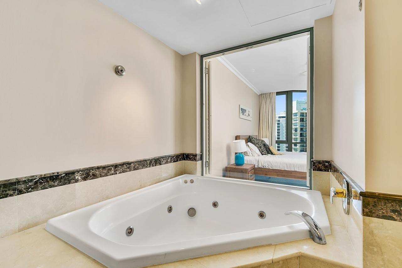 Legends 1 Bedroom Spa Suite - We Accommodate 黄金海岸 外观 照片
